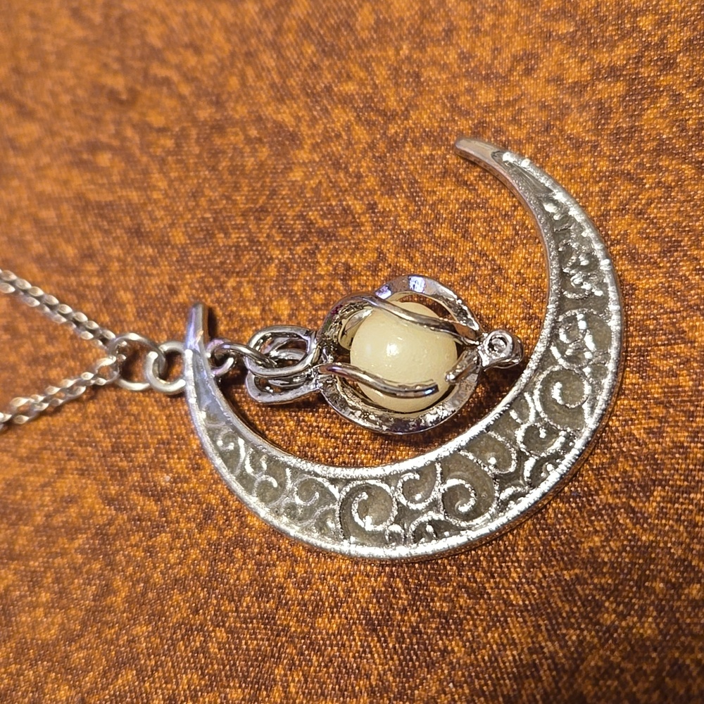 NWOT GLOW in the DARK Silver Crescent Moon Necklace